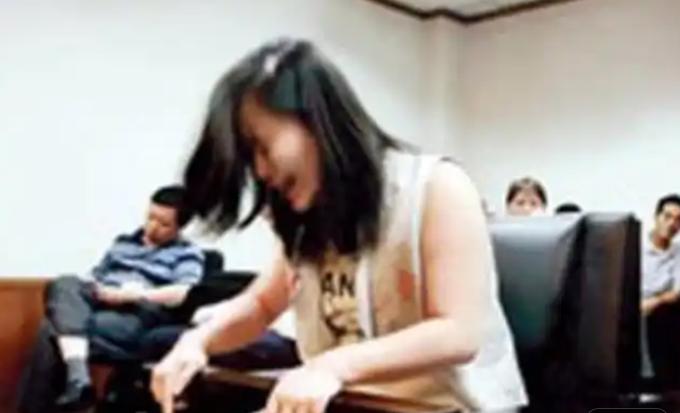 2006年，法庭审判中，死刑犯刘晶晶在被带至法庭时情绪极度失控，她语无伦次，泪水