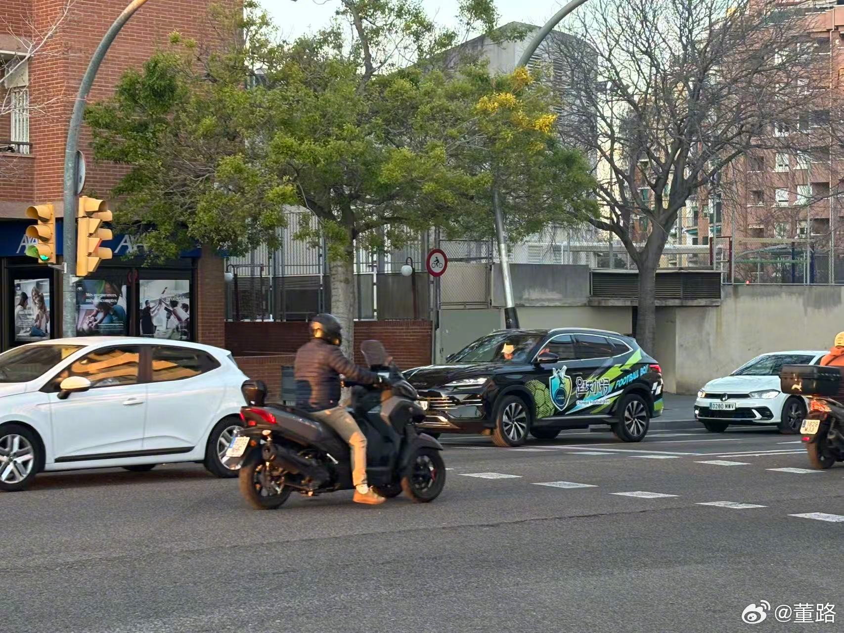 幸亏司机是男性……