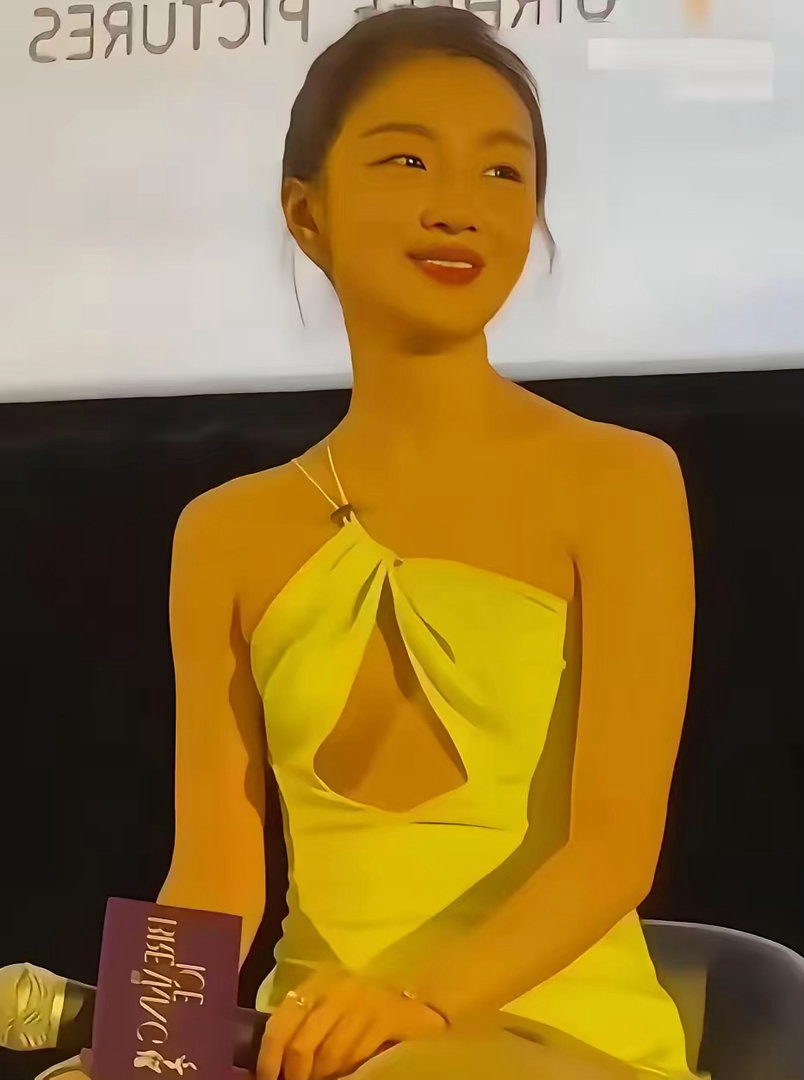 周冬雨和李宇春，一位是影坛小天后，一位是乐坛中流砥柱！这穿衣打扮，真是恰到好处！