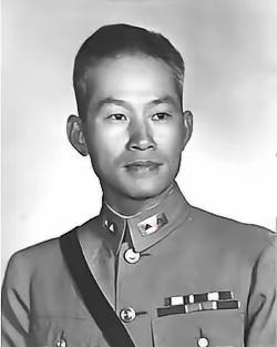 1951年，孙立人脱了衣服上床睡觉，习惯性地搂住老婆，却发现手感不对劲，他一怔，