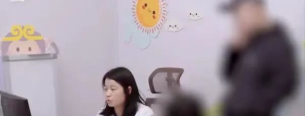 《看看新闻》报道了一个离大谱的新闻，一个12岁的女孩在不应该的时间和地点被性侵了