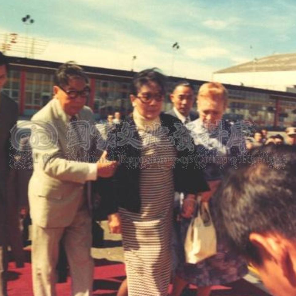 1975年，宋美龄准备乘飞机远赴美国，这是她在松山机场留下的一张罕见留影。那日的