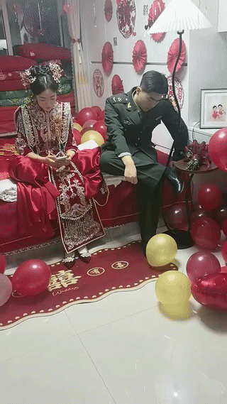 现在结婚究竟是有多累人？就连军人也顶不住啊！新婚之夜的婚房里。新娘子正坐在