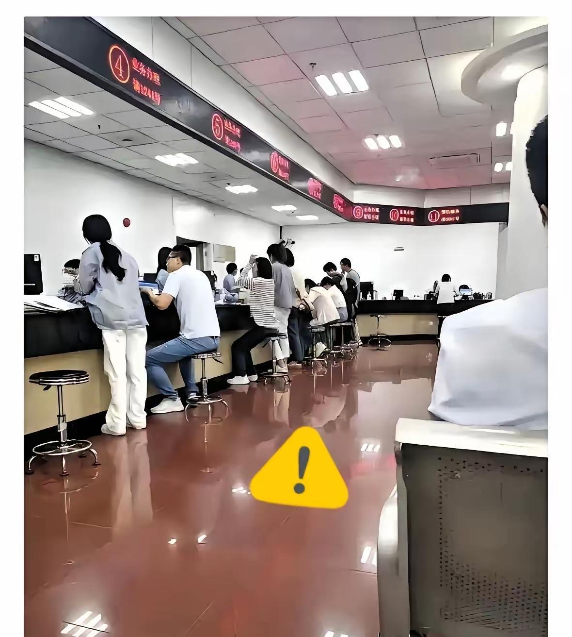 37岁的人还在外面打拼，是不是总觉得心里没底？社保局的赵阿姨说的实在话，最近在朋