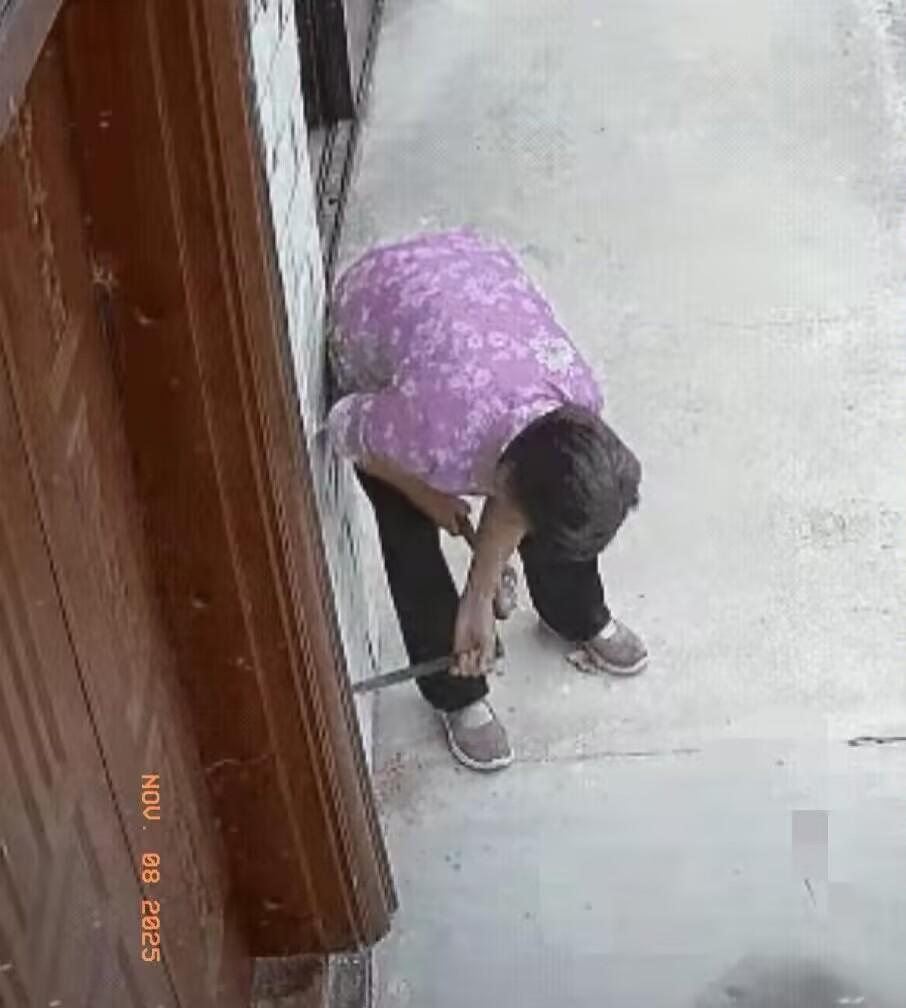 大妈趁邻居上班家里没人，每天拿锥子敲人家门框，每次敲不超十下，还特意打扫干净，这