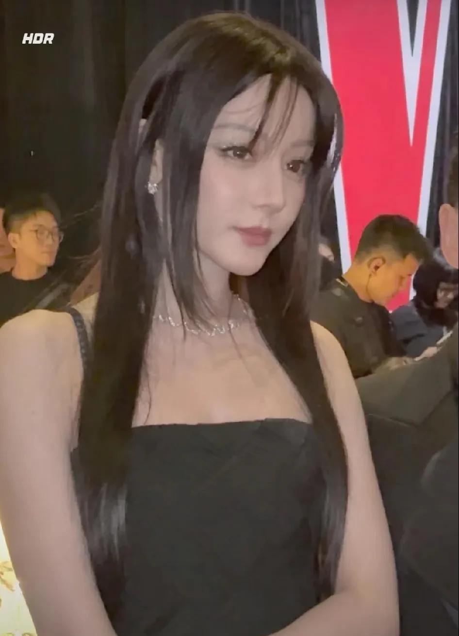 迪丽热巴是真的太养眼了！头发不管怎么乱，颜值都藏不住。你看她不管是红毯上被风吹