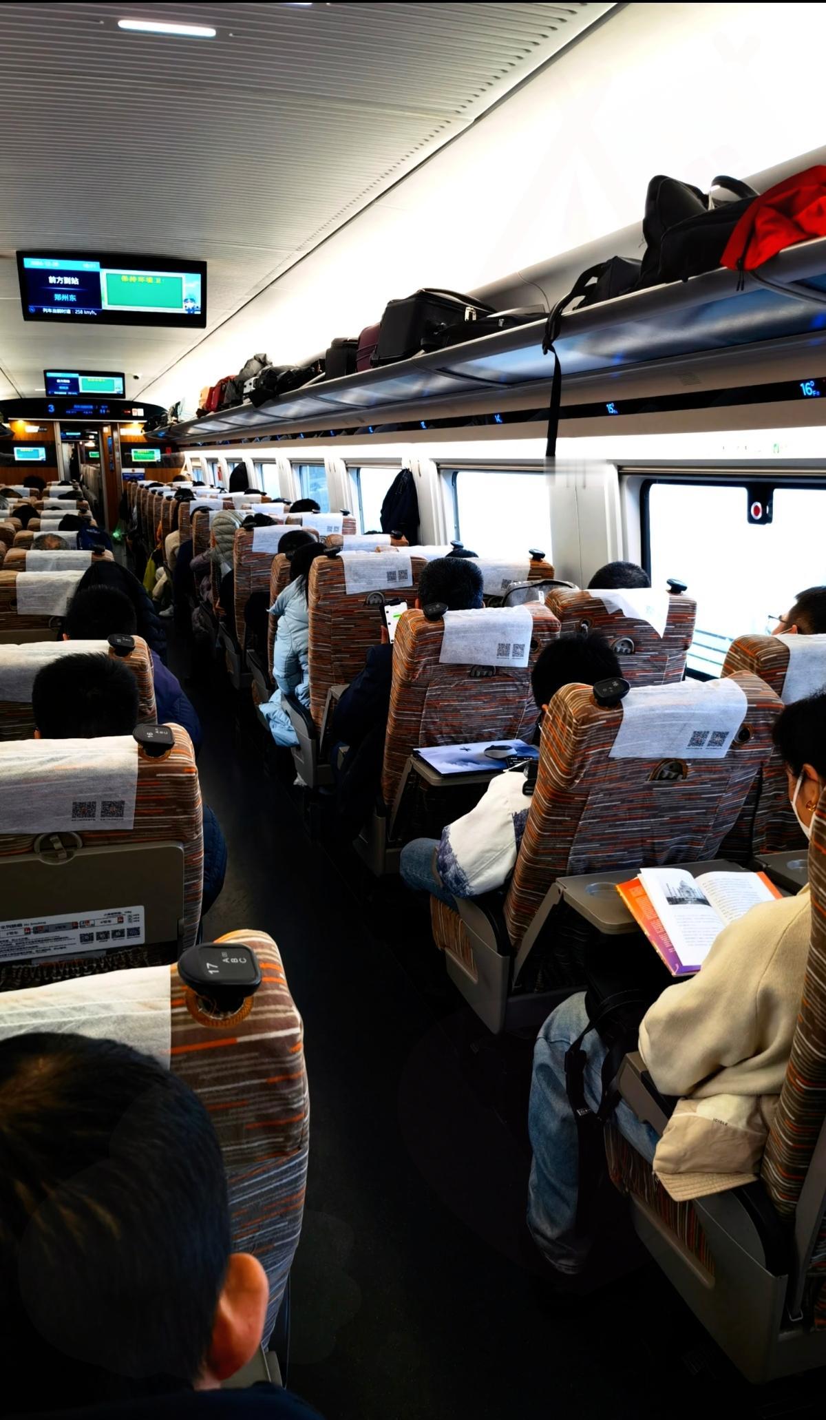 高铁上东北大姐这波操作，真的太解气了！乘务员推餐车卖午饭，大姐喊着“来一份”，一