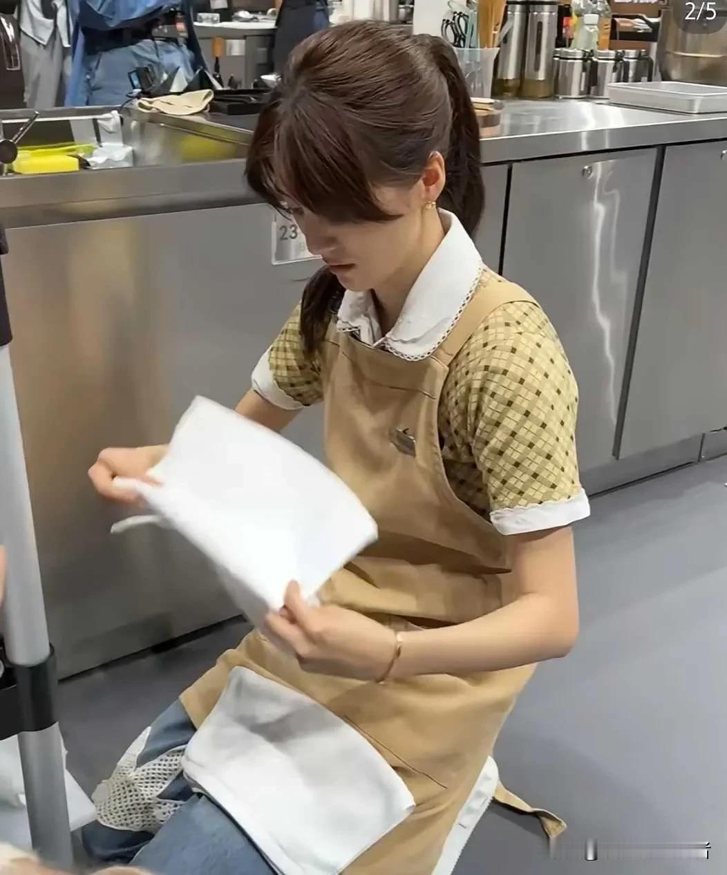 吴千语真的太能干啦，不仅人漂亮，还会做饭，竟然还是高级海鲜料理，看起来这帝王蟹成