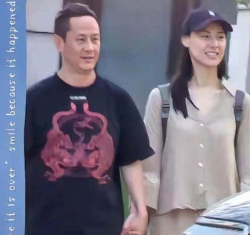 十指紧扣实锤！梁洛施与导演马浴柯街头咬雪糕被拍，甜得藏不住。去年11月北京咖啡厅