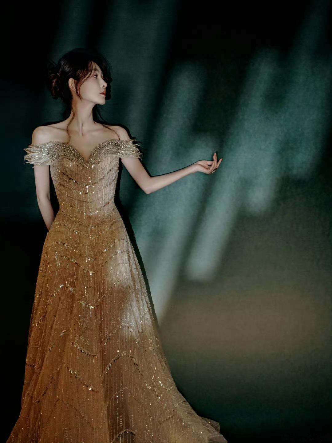 王丽坤金色流沙抹胸长裙王丽坤穿裸金抹胸长裙美出新高度，裙摆闪片似流动星河，肩颈