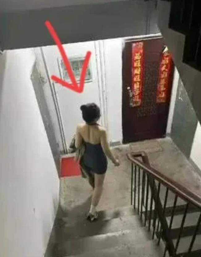 男子凿墙打洞长期看独居女邻居被拘10天,不料查出男子手机藏23段辣眼小视频,47