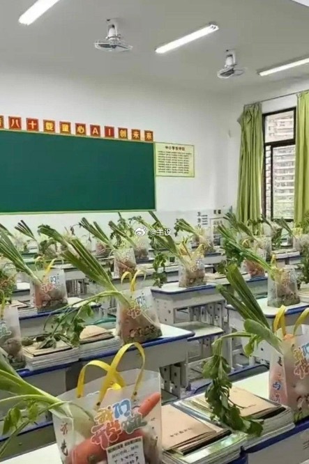 班主任看到这一幕，估计头都会大吧？