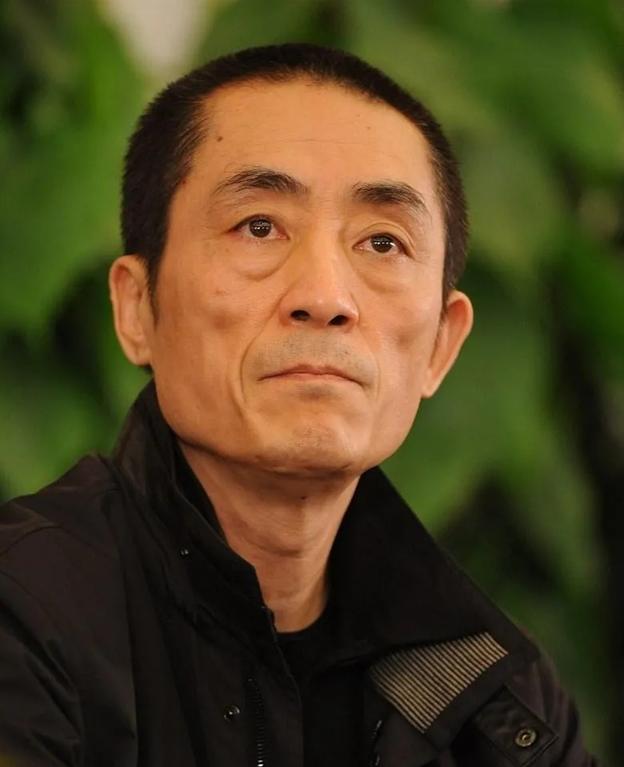 🌞2008年奥运会开幕式上，姚明高举红旗走在人群正前方。突然，张艺谋脸色大