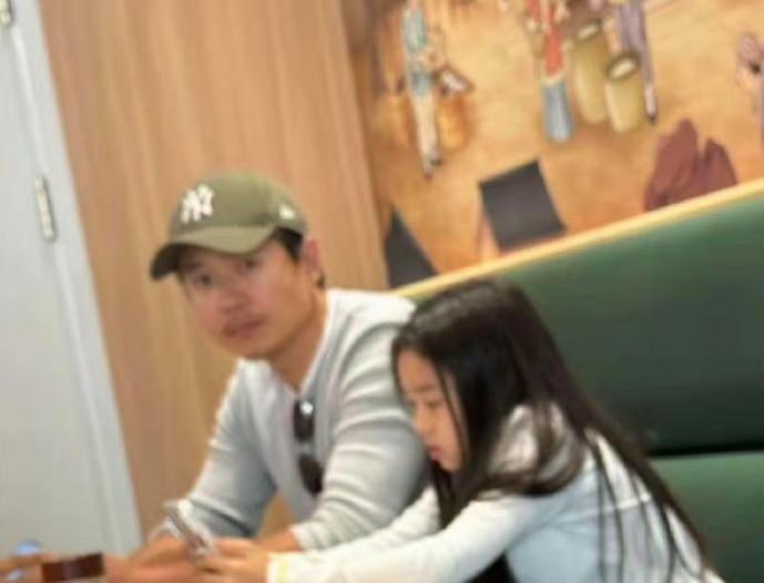 高云翔，这是有危机感了吧？国庆节，高云翔带女儿小酒窝逛文具店登上热搜第一。董