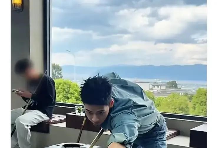 老戏骨“黑豹子”寇振海最近真是出尽了风头，敲锣打鼓带着儿子回衡水老家大摆升学宴。一年50万学费的英国