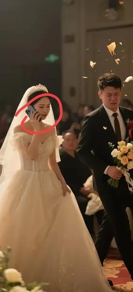 婚礼上新娘和男闺蜜电话聊了40分钟，司仪三次喊吉时已到也没把新娘喊上场，气的新郎