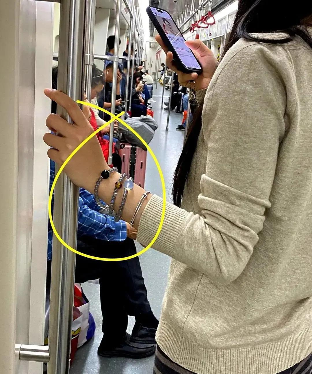 最近地铁里总看到人盘手串。红的绿的黄的，绕在手腕上。一问才知道，这叫多宝菩