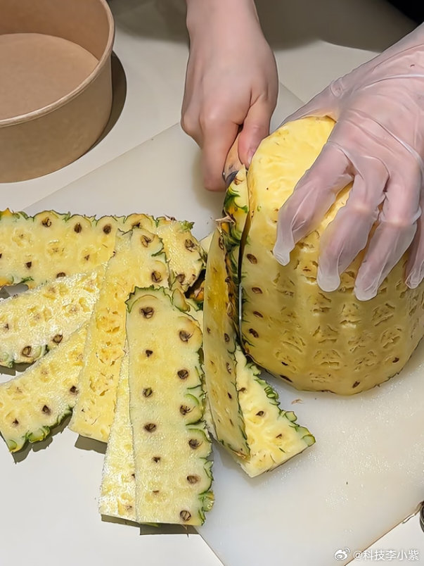 凤梨这样削皮有点奢侈了吧前几天刚学了怎么切凤梨好奇为什么菠萝要盐水泡，凤梨却不要