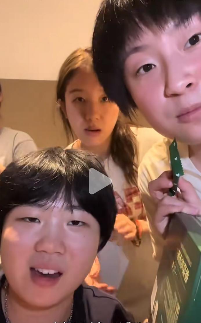 蒯曼和小姐妹一起分享零食太开心啦！蒯曼，覃予宣，冷雨桐，李雅可，李雨琪五个
