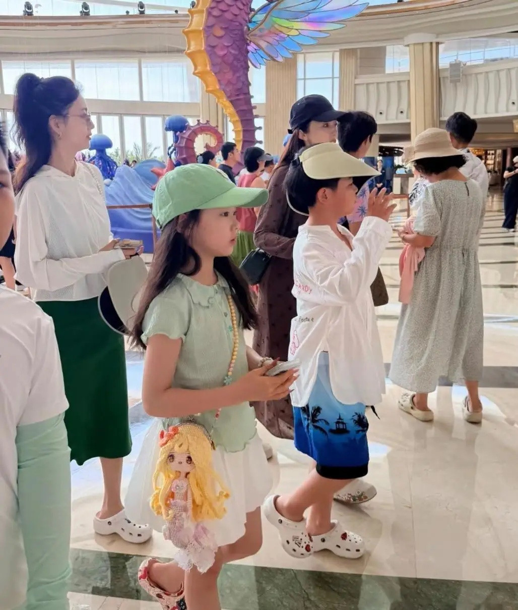 董璇和老公张维伊带9岁女儿小酒窝到海南三亚特兰蒂斯游玩，佟丽娅带着10岁儿子朵朵