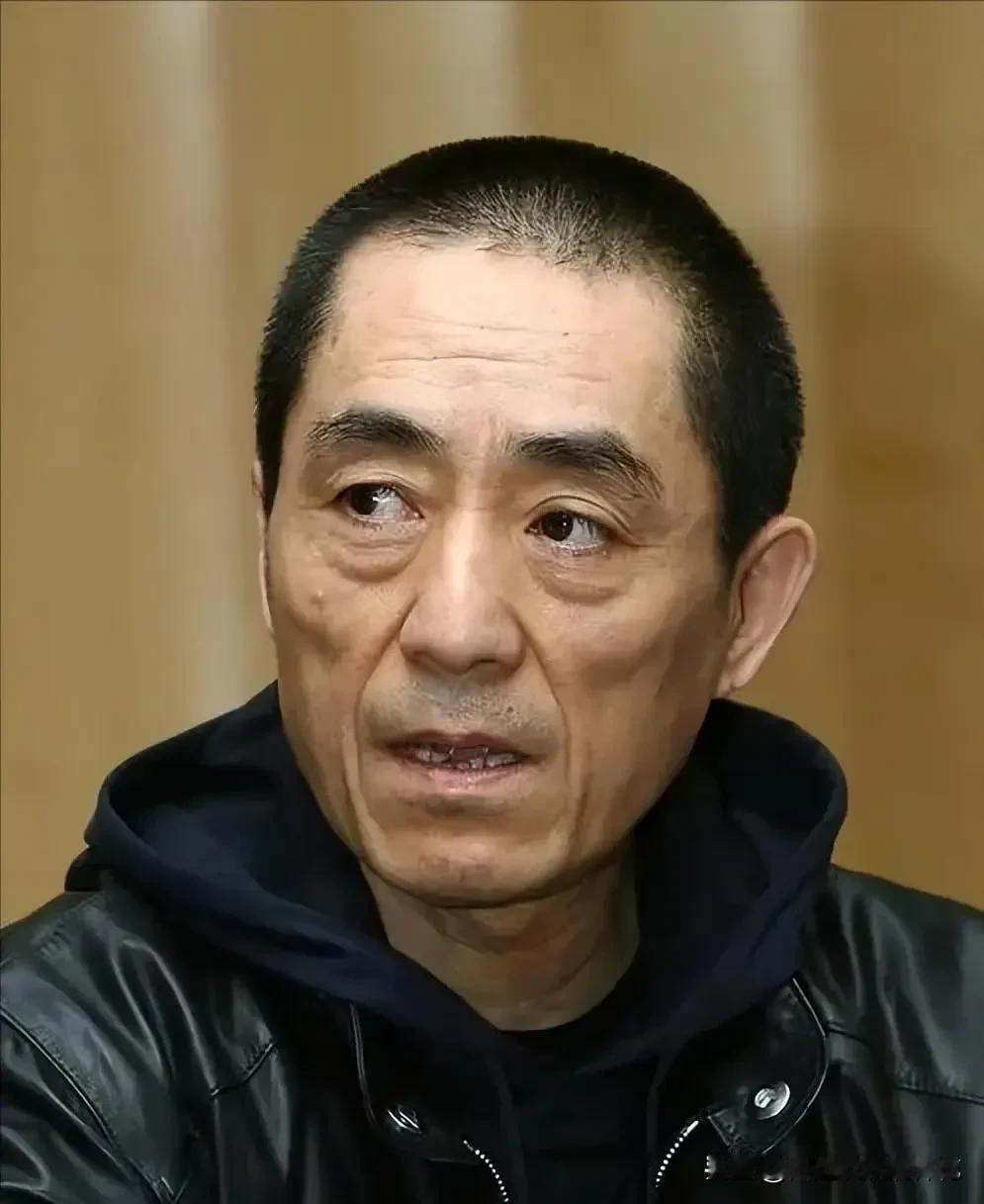 张艺谋回老家，对着修了一辈子自行车的残疾弟弟，说：“哥给你三个选择！”弟弟低头