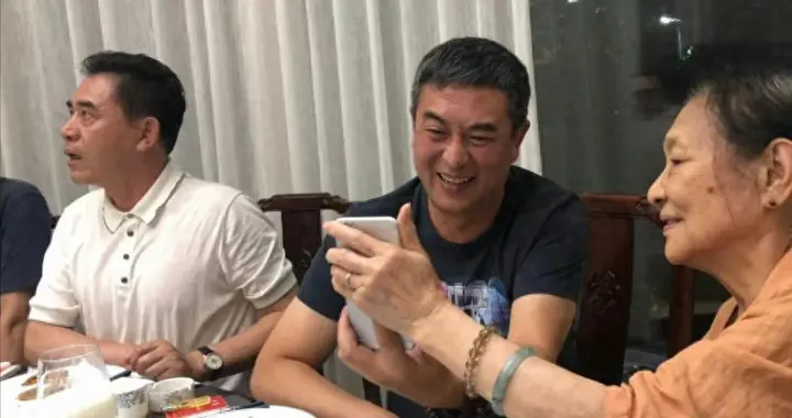 张嘉益好友聚餐, 70岁陈宝国仍有胸肌, 二叔满脸通红, 抽100的烟