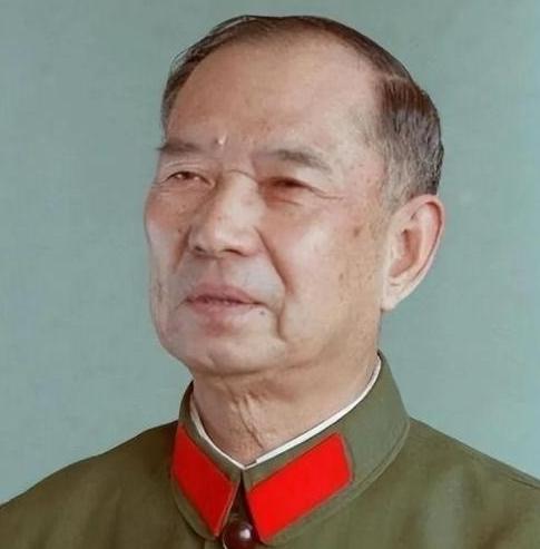 1982年，开国少将尤太忠视察部队，见一副团长好生眼熟，暗骂一句大事不好，立刻打