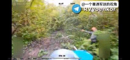 俄乌前线，俄军无人机操作员发了一个非常有意思的视频。这名无人机操作员控制一架光纤