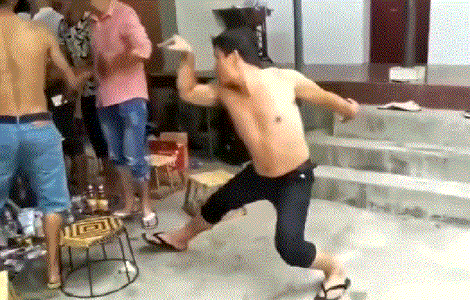 这一招威力甚大可堪大用比如在酒席上调戏对方