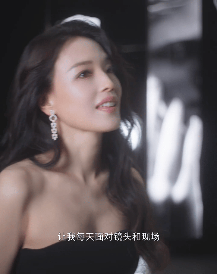 舒淇的每一面都有光忠于自我，从容自洽，在自己的节奏里慢慢发光，温柔且坚定。​​