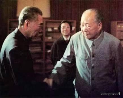 1974年5月29日，伟人与周总理最后一次共同会见外宾，最后一次在镜头前握手