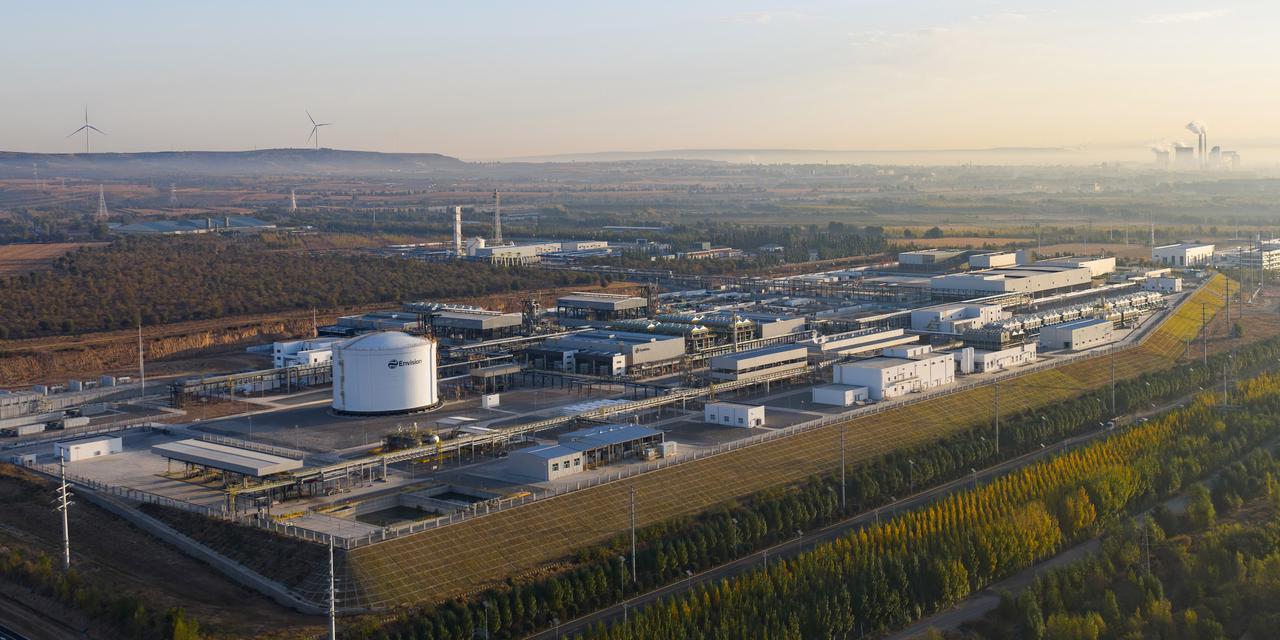 一个值得玩味的对照：中东局势再度升温，霍尔木兹海峡的航运风险推高全球油价。但今