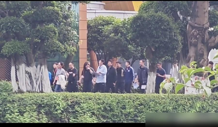 别再感动了。孙颖莎的成功，是一场精心策划的权力交接。她身后站着两个男人，一个负责