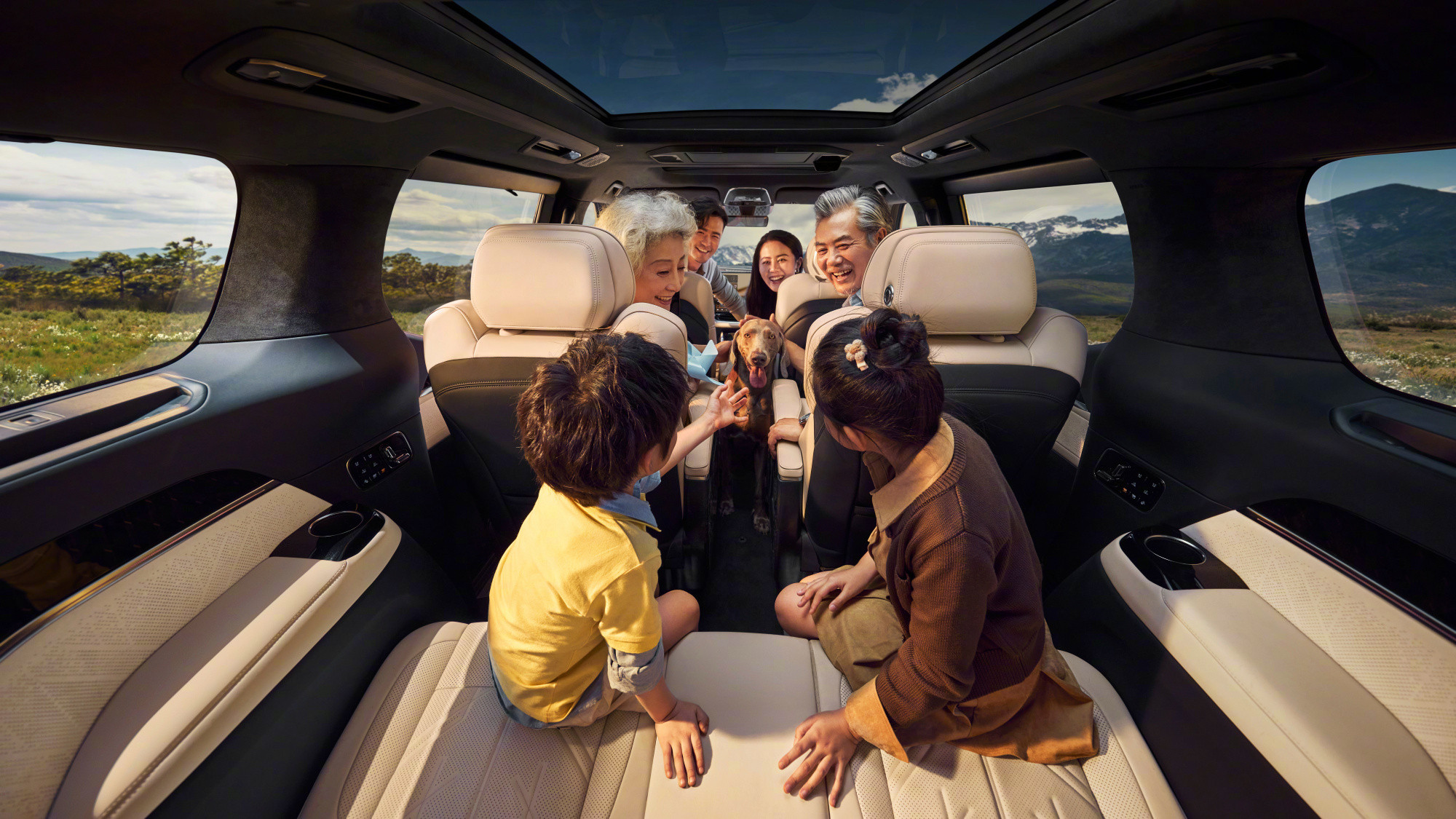 场景再拓宽极氪009推出七座齐家版北京车展，焕新极氪009正式亮相。在原有七座豪