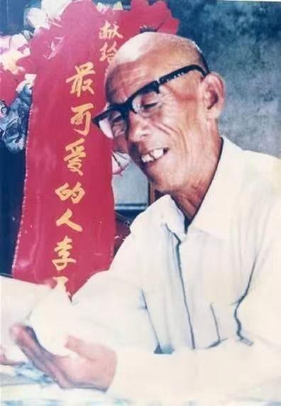 课本上写他牺牲了，40年后他拿着课本走进军区1990年2月，保定军区门口