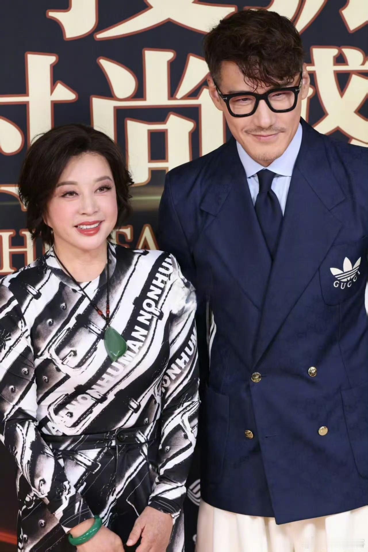 73岁庆奶和54岁胡兵出席活动，两人都状态绝佳。