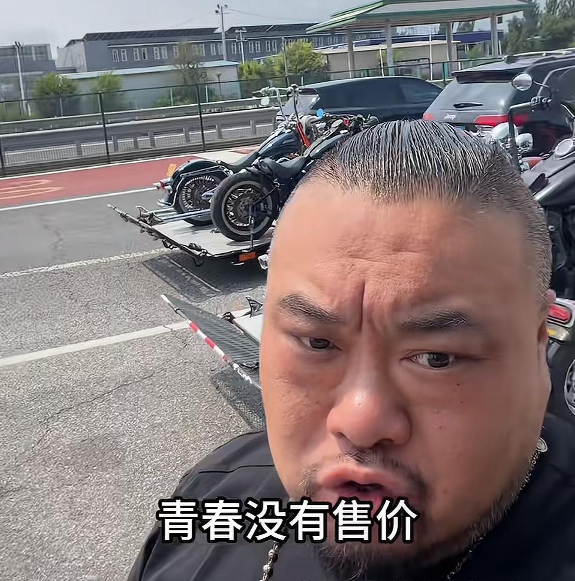 北京“老炮儿”岳洋怪不得不生孩子，开着改装完近百万的猛禽，抽着全球限量款雪茄，跟