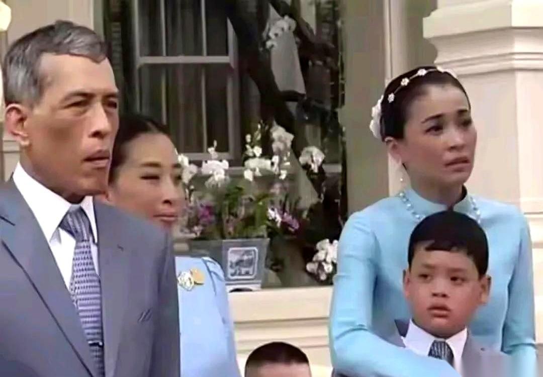 都说她是后妈，盼着人家母子离心。可我翻了翻老照片，发现一个挺扎心的事儿。亲妈