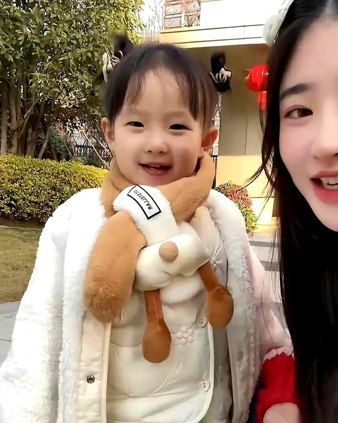 黄一鸣还是没等来王思聪的抚养费，却先等到了亲妈的一记“冷箭”。手机屏幕亮着，评