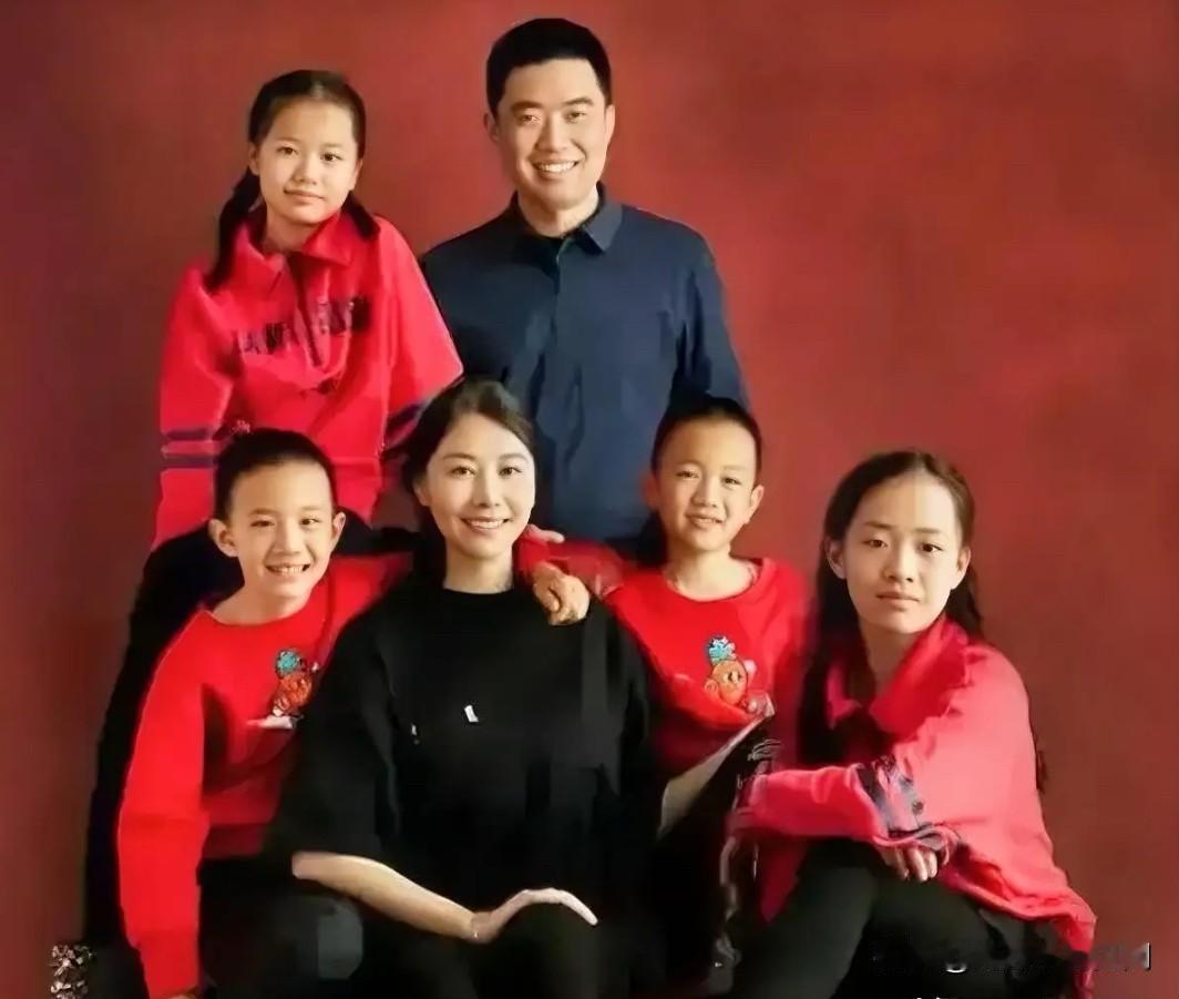 这是理想汽车创始人、CEO李想与妻子王蕾及四个孩子的一张全家福合影。男孩萌萌可爱