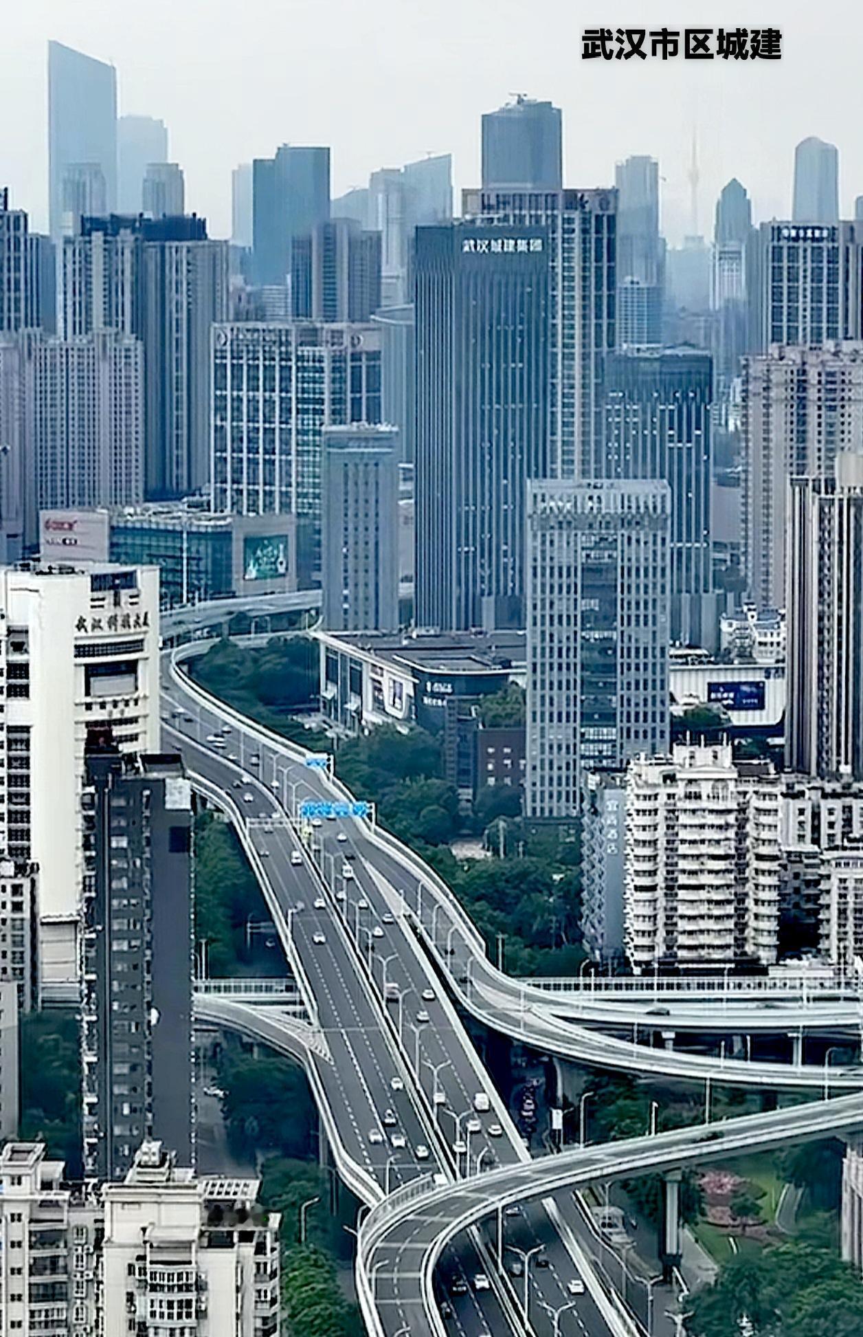 武汉这城市高楼也太密集了吧！说实话，其实城建真的不需要这样密集，近距离的这样建设