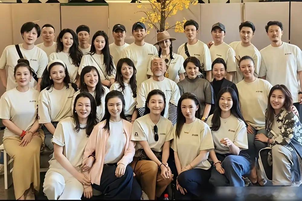 原来，所谓神仙姐姐，根本不是什么人设，而是一种天赋。最近刘亦菲一张老同学合影又