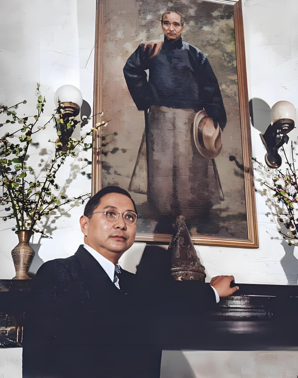 这是1941年在重庆的孙科，他背后挂着孙中山先生的画像，这场景挺有象征意义。孙科