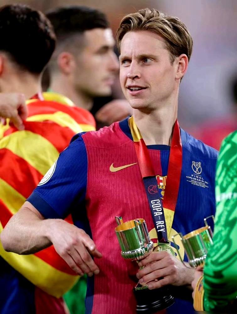 巴萨中场真要“塌”了！德容右腿受伤，直接告别五六周，对球队冲击太大。这个赛季