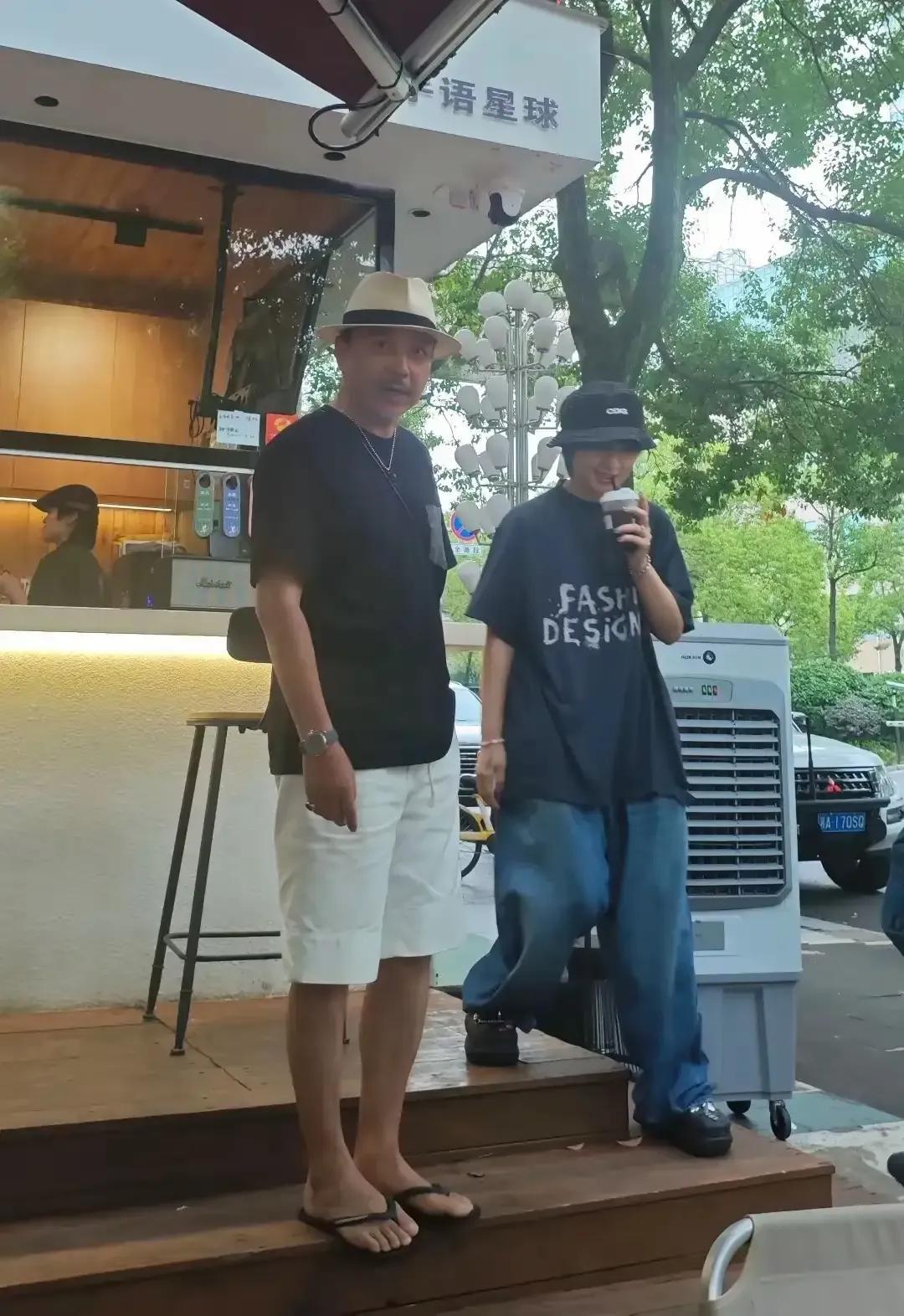 惊！周笔畅汪涵长沙街头同框，这情谊太让人羡慕！家人们，最近有网友在长沙街头撞见