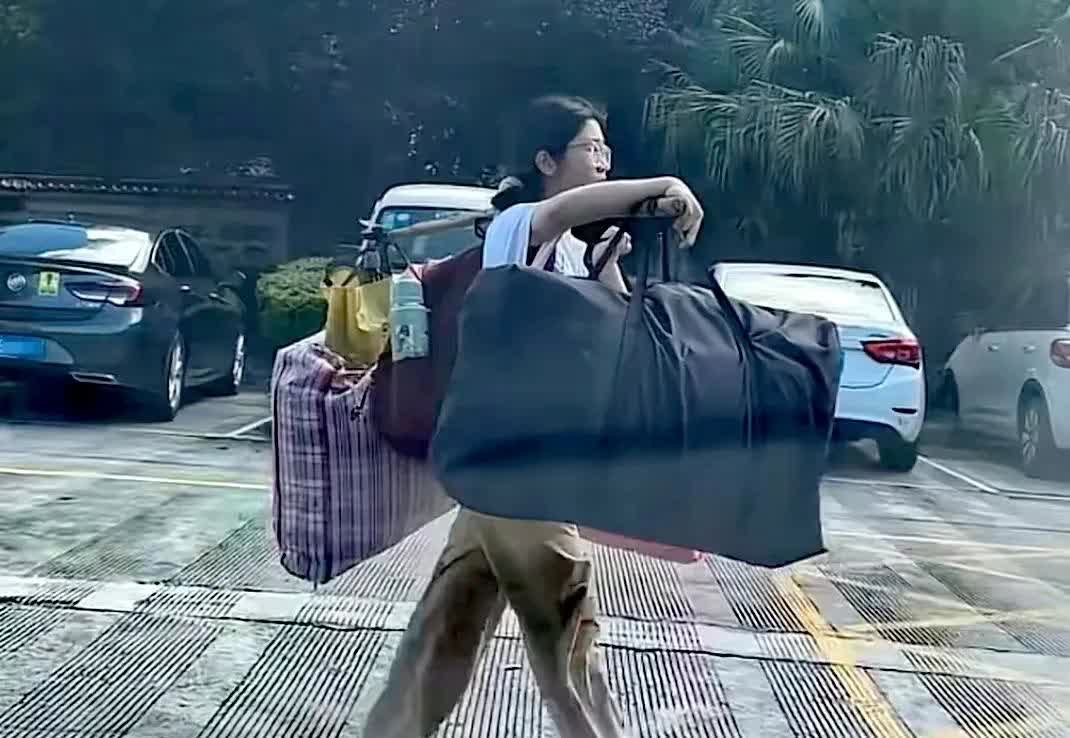过多的的舆论关注会害了“扁担女孩”。一个刚刚走出高中校门的女学生，没有任何的社会