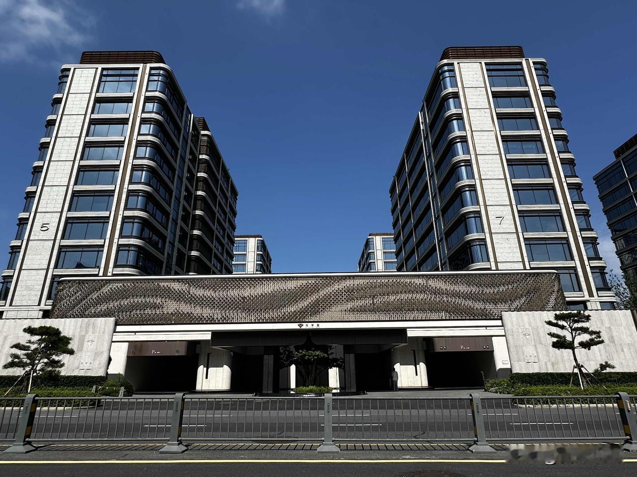省府三大豪宅同台交付（玺、九庐、观樾）～招商玺（图1-3）：6月30日交付，