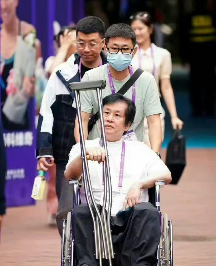 因为一句抱怨的话,一个统派歌手遭到了铺天盖地的网暴!虽然有图有视频,他也道歉了,