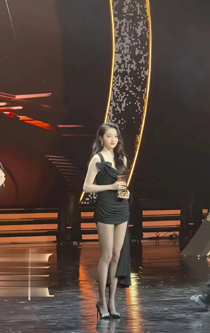 看到关晓彤的身材比例，才真正明白什么叫“腰以下全是腿”。​​​