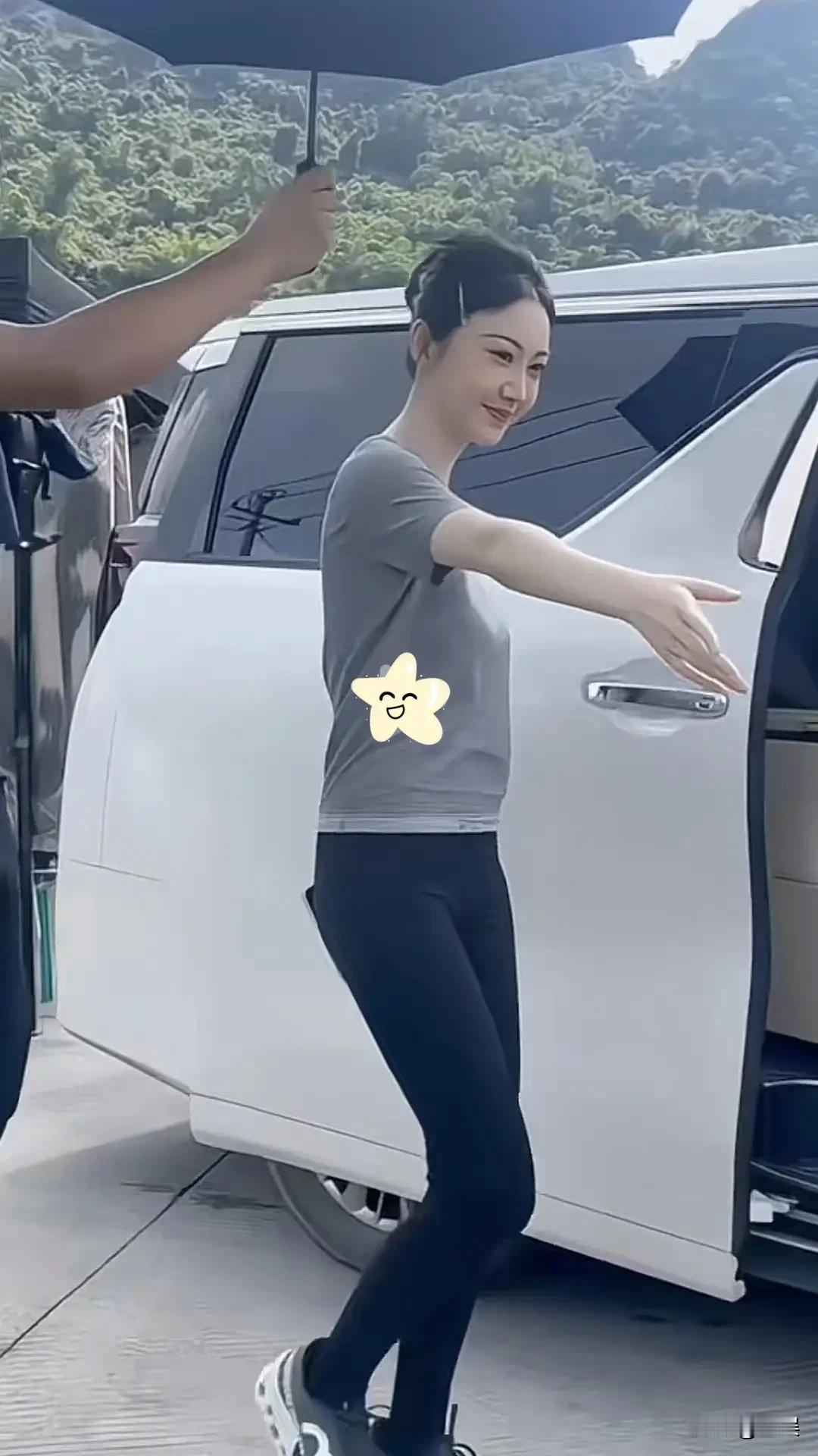 景甜户外浅灰短袖配黑色裤